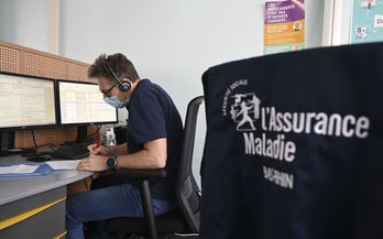 Un técnico de la Seguridad Social en labores de trazado, en un centro de Alsacia. (Frederik FLORIN/AFP)