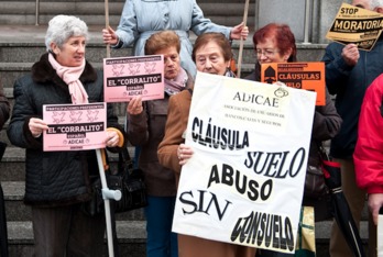 Una movilización de la plataforma Adicae en Bilbo, en el año 2012. (Jon HERNAEZ/FOKU)