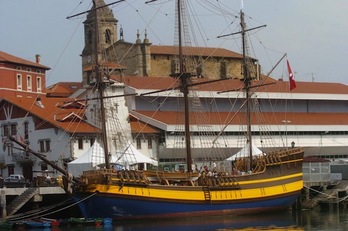 Réplica del ballenero Aita Guria, en el puerto de Bermeo, en una imagen de archivo. (Luis JAUREGIALTZO/FOKU)