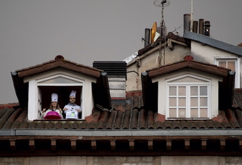 El año pasado la tamborrada se celebró en las casas. (Raul BOGAJO/FOKU)