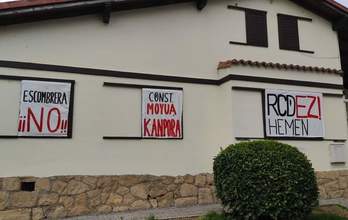 Carteles contra la planta de tratamiento de residuos de obra en el barrio de Gorosibai, en Usansolo.