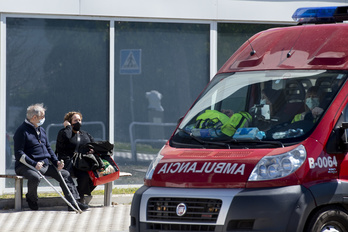 Una pareja con mascarilla junto a una ambulancia en Iruñea. (Idoia ZABALETA/FOKU)