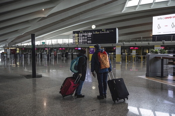 Pasajeros en las instalaciones del aeropuerto de Loiu. (Aritz LOIOLA/FOKU)