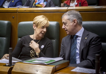 Arantxa Tapia e Iñigo Urkullu, en un pleno parlamentario. (Jaizki FONTANEDA-FOKU)