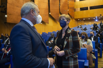 La consejera Arantxa Tapia, junto al presidente de Petronor. (Monika DEL VALLE-FOKU)