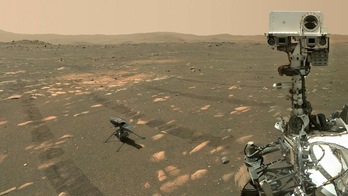El Ingenuity, en esta imagen a unos cuatro metros del Perseverance, se prepara para su primer vuelo en Marte. (NASA/JPL-Caltech/MSSS-AFP) 