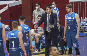 Marcelo Nicola da órdenes a sus jugadores durante el encuentro ante el Coosur Betis. (Andoni CANELLADA/FOKU)