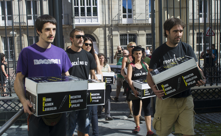El 13 de setiembre de 2014, Fracking Ez entregó al Parlamento de Gasteiz 103.589 firmas para prohibir esta técnica. (Raul BOGAJO/FOKU) 