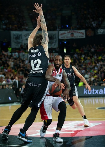 Balvin y Eyenga, en el duelo entre Bilbao Basket y Fuenlabrada del año pasado. (A. ARRIZABALAGA / ACB PHOTO)