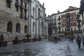 Plaza de Santiago, en el Casco Viejo bilbaino, en plena pandemia. (Aritz LOIOLA/FOKU)