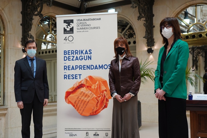 Rafael Pardo, director de la Fundación BBVA; Eva Ferreira, rectora de la UPV-EHU; e Itziar Alkorta, directora de los Cursos de Verano.