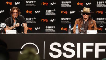 El productor Johnny Depp y el director Julien Temple, en Donostia. (NAIZ)