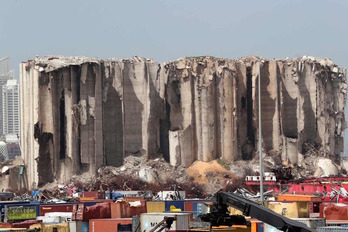 Ruinas de las instalaciones del puerto de Beirut destruidas el pasado agosto. (Nwar AMRO/AFP)