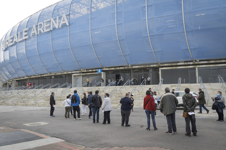 Personas esperan a ser vacunadas en el estadio de Anoeta. (Gorka RUBIO | FOKU)