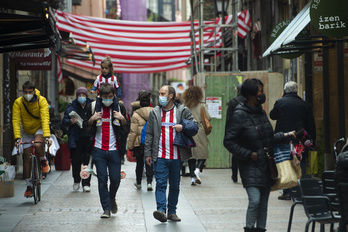 Athleticeko kaleak kolore zuri-gorriz apainduta eta zenbait zale Athleticeko kamisetekin. (Monika DEL VALLE / FOKU)