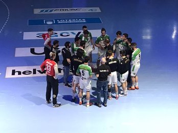 Los jugadores de Anaitasuna escuchan a su técnico. (@AnaitasunaBM)