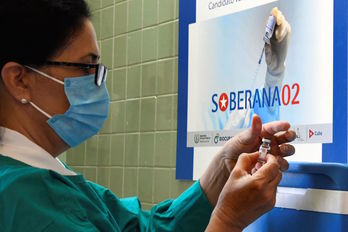 Una enfermera cubana, con una dosis de la vacuna Soberana 02. ( JOAQUIN HERNANDEZ / AFP)
