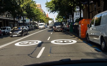 Señales de limitación de velocidad en la Gran Vía. (Luis JAUREGIALTZO/FOKU)