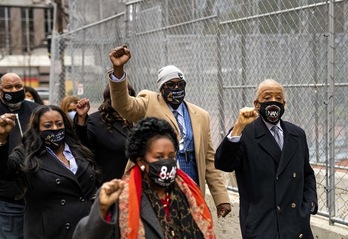 El reverendo Al Sharpton (derecha); Philonise Floyd, en el centro, hermano de George Floyd; y la congresista Sheila Jackson Lee, al frente; llegando este lunes al lugar del juicio. (Stephen MATUREN | AFP)