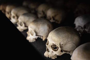 Calaveras de víctimas del genocido en el Memorial del Genocidio de Kigali. (Simon WOHLFAHRT/AFP)