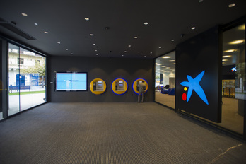 Interior de la sucursal de Caixabank en la avenida Carlos III de Iruñea. (Iñaki PORTO/CAIXABANK)