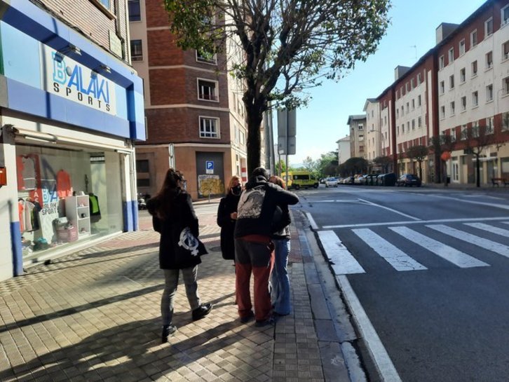 Recibimiento a las detenidas a las puertas de los juzgados de Iruñea tras su puesta en libertad. (LAB NAFARROA)