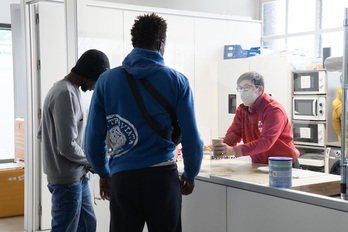 Dos jóvenes africanos son atendidos en el centro de Hilanderas. (IREKIA)