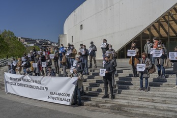 Zerbitzu publikoa indartzearen aldeko lana egiten ari dira sindikatuak, tartean ESK eta Steilas. Irudia joan den astean Donostian hartua da, asteazken honetako grebari begira. (Andoni CANELLADA/FOKU)