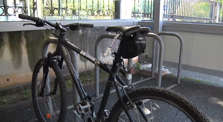 Una bici aparcada en el recinto de la estación del Topo de Amara. (IREKIA)