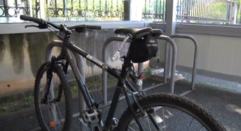 Una bici aparcada en el recinto de la estación del Topo de Amara. (IREKIA)