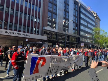 Concentración de los trabajadores de Petronor ante la sede de Lakua en Bilbo. (CCOO Industria Federazioa)