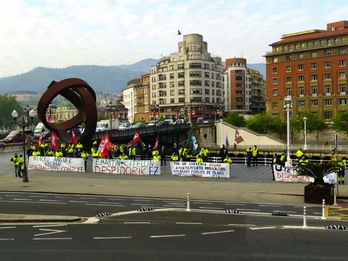 Concentración de los trabajadores de Bilboko Argiak frente al Ayuntamiento. (LAB sindikatua)