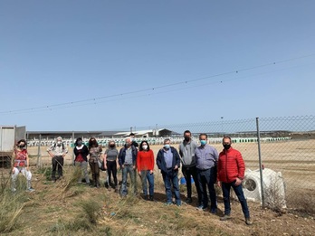 Idoia Villanueva visitó la macrogranja de la empresa Valle de Odieta, en Caparroso, junto a asociaciones vecinales de la zona. (@IdoiaVR) 