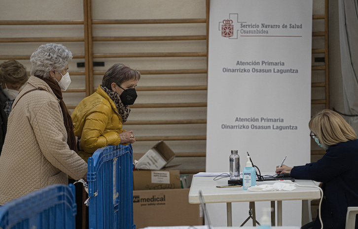 Esperando a vacunación en Nafarroa. (Jagoba MANTEROLA/FOKU)