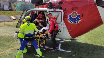 Imagen del herido en el momento de ser evacuado del helicóptero a una ambulancia. (ERTZAINTZ)