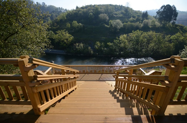 Mirador sobre la ría en el parque Ibaieder de Abusu.