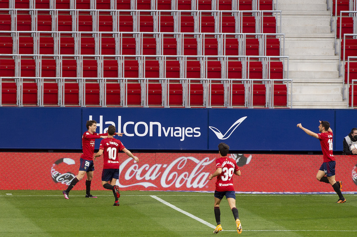 Los jugadores de Osasuna se dirigen donde Javi Martínez para celebrar el gol del canterano ante el Valencia. (Iñigo URIZ/FOKU)