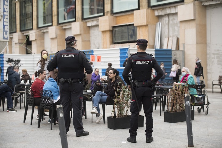 Ertzainas vigilan el cumplimiento de las restricciones en una terraza de un establecimiento de hostelería de Donostia. (Juan Carlos RUIZ/FOKU)