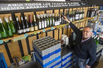 José Antonio Merino Belaustegui, secretario de la Denominación de Origen Arabako Txakolina, señala que la mayoría de las bodegas han llegado a la nueva cosecha con la mitad de la producción de 2019 sin comercializar.  Juanan RUIZ | FOKU