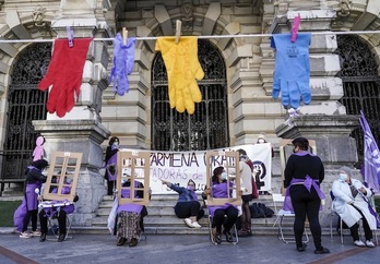 Una acción realizada en Bilbo para reclamar mejoras en la situación de las trabajadoras de hogar. (Marisol RAMIREZ | FOKU)