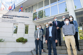 Los representantes institucionales y electos de Ipar Euskal Herria han comparecido en la sede de la Mancomunidad Vasca en Baiona. (Guillaume FAUVEAU)