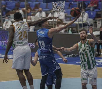 A diferencia de lo sucedido en sus últimos partidos en Illunbe, Gipuzkoa Basket esta vez no puede fallar. (Andoni CANELLADA / FOKU)