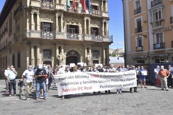 Una de las habituales movilizaciones de pensionistas de los lunes en Iruñea. (Idoia ZABALETA/FOKU))