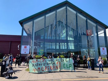 Gaurko protesta elkarteratzea Donostian, Garbera zentroaren aurrean. (ELA)