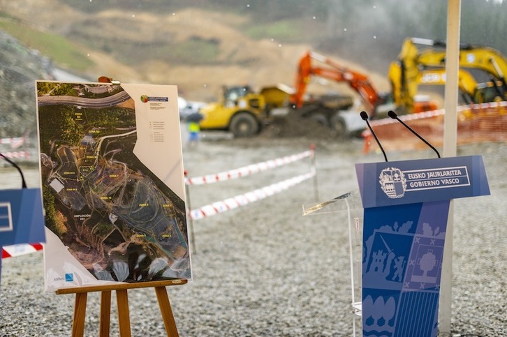 El pasado 6 de febrero, en el primer aniversario del accidente, representantes del Gobierno de Lakua visitaron el vertedero ubicado en Eitzaga (Zaldibar). (Jaizki FONTANEDA | FOKU)