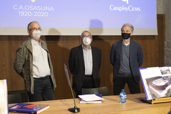 El autor Félix Monreal, el presidente Luis Sabalza y el diseñador Javier Errea, momentos antes de la presentación del libro. (Jagoba MANTEROLA/FOKU)