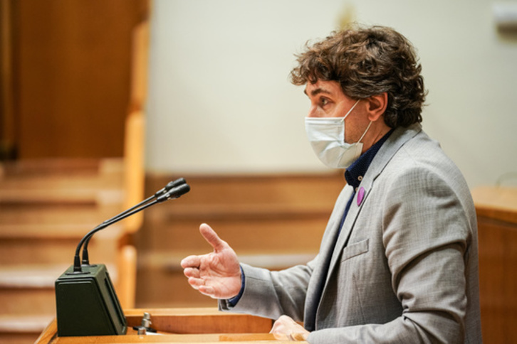 Eneko Andueza, durante una intervención parlamentaria. (Endika PORTILLO / FOKU)