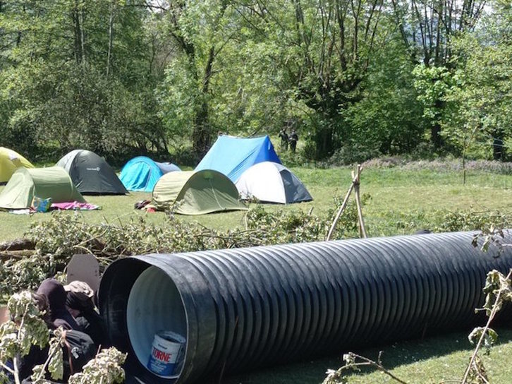 La acampada para obstaculizar las obras. (Aroztak Herri Ekimena)
