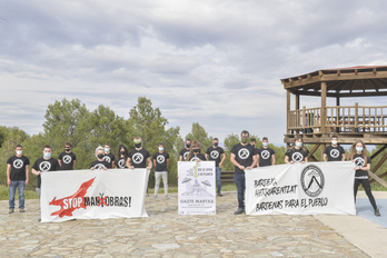 Colectivos juveniles de Erribera se han unido en la iniciativa antimilitarista «Ager Vasconum» para exigir el desmantelamiento del polígono de tiro. En la imagen, presentación en el Mirador de Bardenas. (Idoia ZABALETA/FOKU)