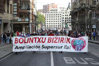 Cabeza de la manifestación contra la ampliación de la Supersur. (Aritz LOIOLA/FOKU)
